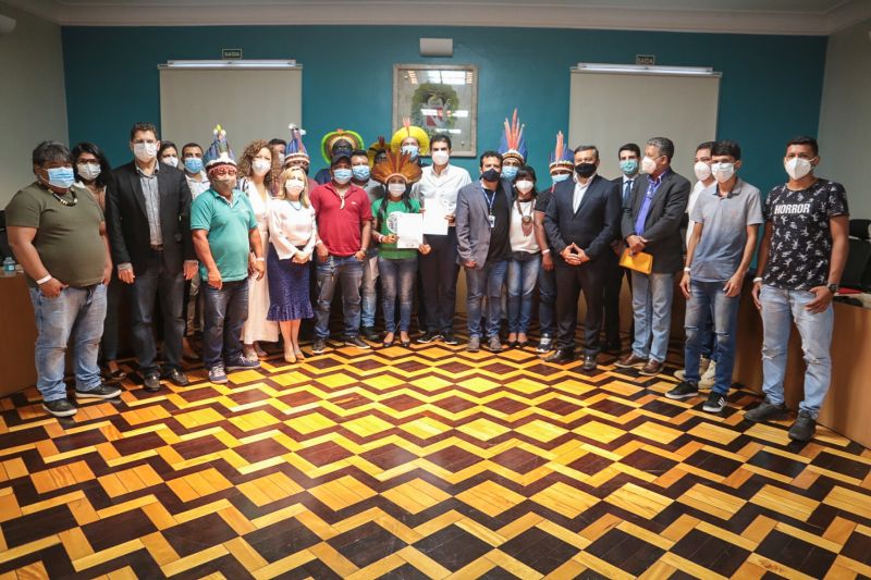 Nesta quarta-feira (23), o Governo do Estado criou um grupo de trabalho que serÃ¡ responsÃ¡vel pela execuÃ§Ã£o das pautas indÃ­genas no ParÃ¡. A decisÃ£o do Governador Helder Barbalho foi depois de um encontro com lideranÃ§as indÃ­genas de diversas etnias, que trouxeram Ã  gestÃ£o estadual 11 reivindicaÃ§Ãµes, que foram apresentadas durante a 2Âª ReuniÃ£o OrdinÃ¡ria do Conselho de PolÃ­tica Indigenista do Estado do ParÃ¡ (Consepi), realizada na semana passada em SantarÃ©m, oeste paraense. <div class='credito_fotos'>Foto: Bruno Cecim / Ag.Pará   |   <a href='/midias/2021/originais/8747_caf68444-2d54-ed5e-1e19-33ff6d1375fd.jpg' download><i class='fa-solid fa-download'></i> Download</a></div>