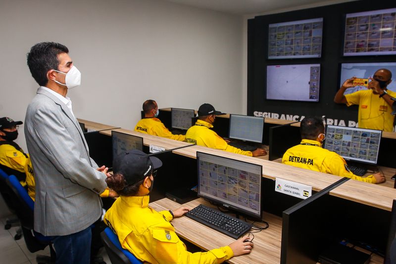 Helder Barbalho na Central de Controle que tem tecnologia para o monitoramento do trânsito por rede de dados e imagens em tempo real