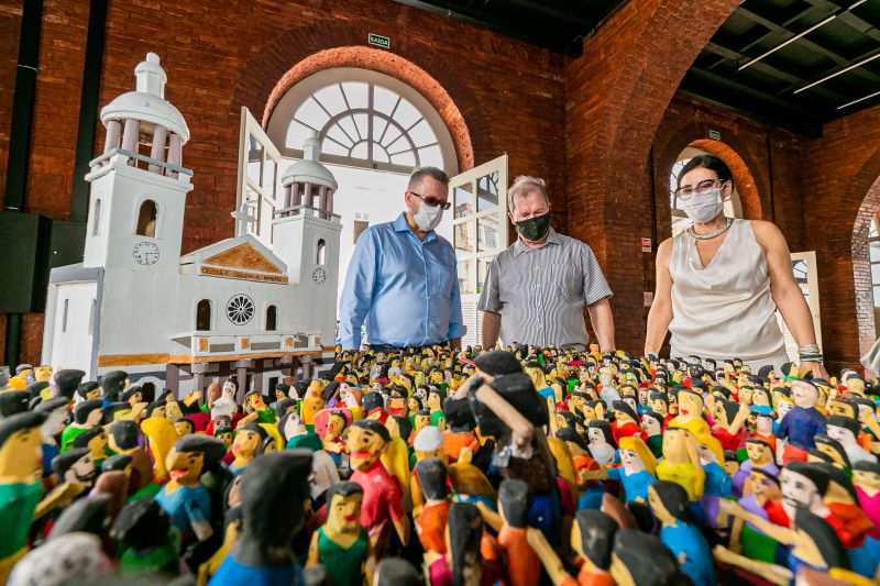 O fundador do Fórum diante da representação do Círio de Nazaré em miriti