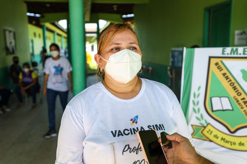 Renata Oliveira, diretora da Escola Rui Antônio <div class='credito_fotos'>Foto: Rodrigo Pinheiro / Ag.Pará | <a href='/midias/2021/originais/8891_3561d0d7-9851-769a-3958-ec324bcacd7d.jpg' download><i class='fa-solid fa-download'></i> Download</a></div>