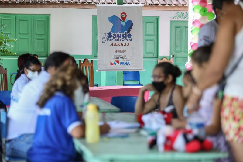 A equipe do projeto 'Saúde Por Todo o Pará', do Governo do Estado, chegou ao 13°destino: Anajás, município localizado no coração do arquipélago. A ação ocorreu na Escola Municipal de Ensino Fundamental Vasconcelos de Barros. Já são mais de 13 mil atendimentos realizados nos municípios onde a ação já ocorreu. O objetivo do projeto é promover o ‘Pacto pela Redução da Mortalidade Materna' nos municípios do arquipélago do Marajó.
foto: rodrigo pinheiro / agpara <div class='credito_fotos'>Foto: Rodrigo Pinheiro / Ag.Pará | <a href='/midias/2021/originais/8910_2c8f3181-c9ab-8174-beac-e78e70edcb3e.jpg' download><i class='fa-solid fa-download'></i> Download</a></div>