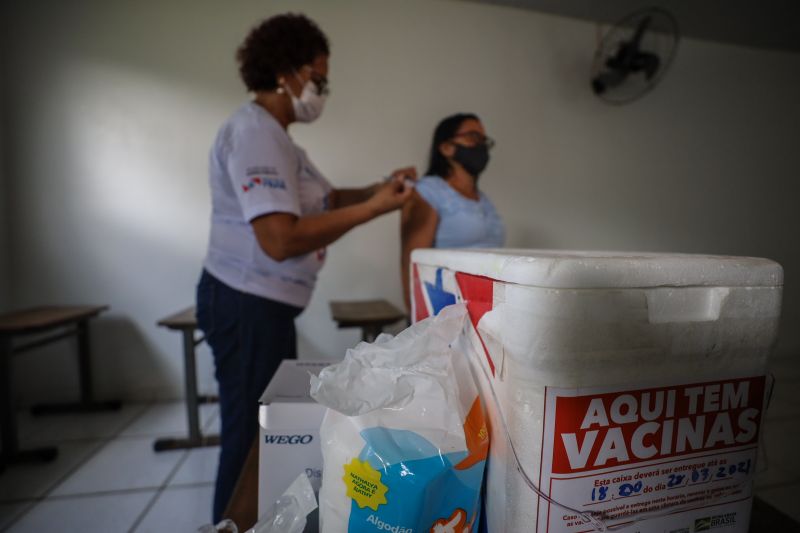 A equipe do projeto 'Saúde Por Todo o Pará', do Governo do Estado, chegou ao 13°destino: Anajás, município localizado no coração do arquipélago. A ação ocorreu na Escola Municipal de Ensino Fundamental Vasconcelos de Barros. Já são mais de 13 mil atendimentos realizados nos municípios onde a ação já ocorreu. O objetivo do projeto é promover o ‘Pacto pela Redução da Mortalidade Materna' nos municípios do arquipélago do Marajó.
foto: rodrigo pinheiro / agpara <div class='credito_fotos'>Foto: Rodrigo Pinheiro / Ag.Pará | <a href='/midias/2021/originais/8910_4fd93113-ea9a-cd07-fd1c-d5aaaa28abfd.jpg' download><i class='fa-solid fa-download'></i> Download</a></div>