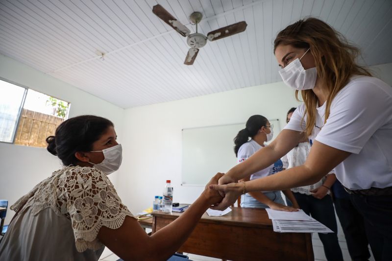 A equipe do projeto 'Saúde Por Todo o Pará', do Governo do Estado, chegou ao 13°destino: Anajás, município localizado no coração do arquipélago. A ação ocorreu na Escola Municipal de Ensino Fundamental Vasconcelos de Barros. Já são mais de 13 mil atendimentos realizados nos municípios onde a ação já ocorreu. O objetivo do projeto é promover o ‘Pacto pela Redução da Mortalidade Materna' nos municípios do arquipélago do Marajó.
foto: rodrigo pinheiro / agpara <div class='credito_fotos'>Foto: Rodrigo Pinheiro / Ag.Pará | <a href='/midias/2021/originais/8910_520b5ac3-ab65-c64e-15e0-e76d0abef032.jpg' download><i class='fa-solid fa-download'></i> Download</a></div>