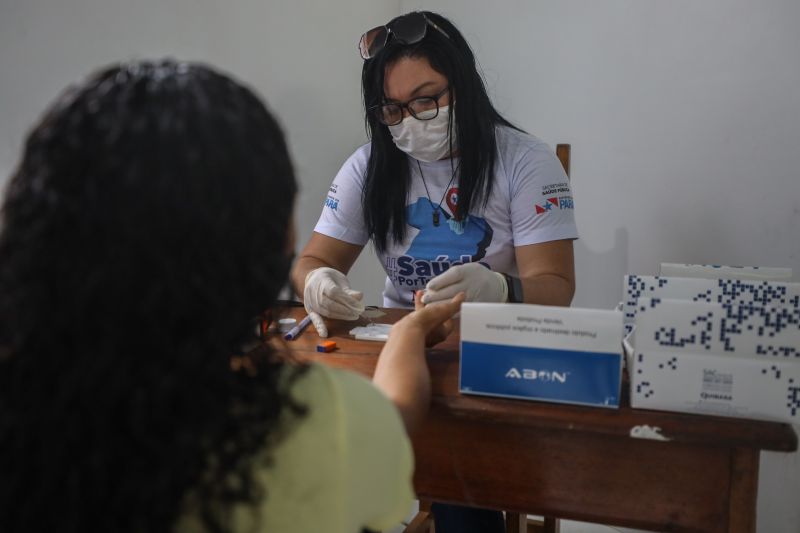 A equipe do projeto 'Saúde Por Todo o Pará', do Governo do Estado, chegou ao 13°destino: Anajás, município localizado no coração do arquipélago. A ação ocorreu na Escola Municipal de Ensino Fundamental Vasconcelos de Barros. Já são mais de 13 mil atendimentos realizados nos municípios onde a ação já ocorreu. O objetivo do projeto é promover o ‘Pacto pela Redução da Mortalidade Materna' nos municípios do arquipélago do Marajó.
foto: rodrigo pinheiro / agpara <div class='credito_fotos'>Foto: Rodrigo Pinheiro / Ag.Pará | <a href='/midias/2021/originais/8910_647bdbc0-355a-5471-c1ed-924c8866dbb8.jpg' download><i class='fa-solid fa-download'></i> Download</a></div>