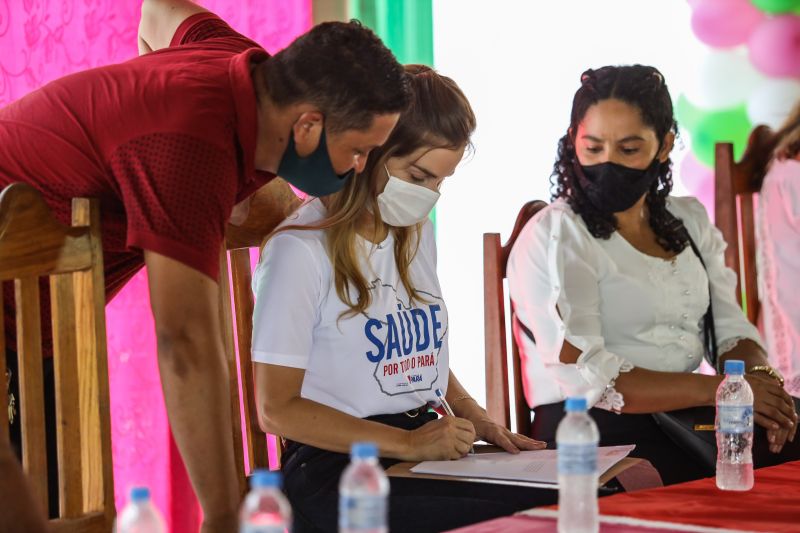 A equipe do projeto 'Saúde Por Todo o Pará', do Governo do Estado, chegou ao 13°destino: Anajás, município localizado no coração do arquipélago. A ação ocorreu na Escola Municipal de Ensino Fundamental Vasconcelos de Barros. Já são mais de 13 mil atendimentos realizados nos municípios onde a ação já ocorreu. O objetivo do projeto é promover o ‘Pacto pela Redução da Mortalidade Materna' nos municípios do arquipélago do Marajó.
foto: rodrigo pinheiro / agpara <div class='credito_fotos'>Foto: Rodrigo Pinheiro / Ag.Pará | <a href='/midias/2021/originais/8910_6618e68e-55cb-9ad3-4e17-94c73f3b4a87.jpg' download><i class='fa-solid fa-download'></i> Download</a></div>
