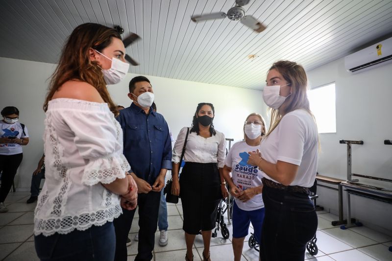 A equipe do projeto 'Saúde Por Todo o Pará', do Governo do Estado, chegou ao 13°destino: Anajás, município localizado no coração do arquipélago. A ação ocorreu na Escola Municipal de Ensino Fundamental Vasconcelos de Barros. Já são mais de 13 mil atendimentos realizados nos municípios onde a ação já ocorreu. O objetivo do projeto é promover o ‘Pacto pela Redução da Mortalidade Materna' nos municípios do arquipélago do Marajó.
foto: rodrigo pinheiro / agpara <div class='credito_fotos'>Foto: Rodrigo Pinheiro / Ag.Pará | <a href='/midias/2021/originais/8910_7d7fea47-7930-2e02-4df3-2b96d3ba2102.jpg' download><i class='fa-solid fa-download'></i> Download</a></div>