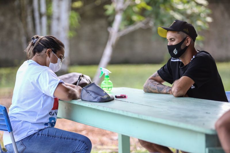 A equipe do projeto 'Saúde Por Todo o Pará', do Governo do Estado, chegou ao 13°destino: Anajás, município localizado no coração do arquipélago. A ação ocorreu na Escola Municipal de Ensino Fundamental Vasconcelos de Barros. Já são mais de 13 mil atendimentos realizados nos municípios onde a ação já ocorreu. O objetivo do projeto é promover o ‘Pacto pela Redução da Mortalidade Materna' nos municípios do arquipélago do Marajó.
foto: rodrigo pinheiro / agpara <div class='credito_fotos'>Foto: Rodrigo Pinheiro / Ag.Pará | <a href='/midias/2021/originais/8910_b7a2e790-27ca-1060-089d-c94a99fbebfd.jpg' download><i class='fa-solid fa-download'></i> Download</a></div>