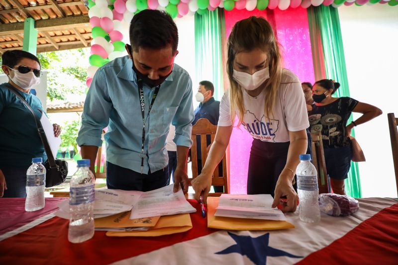 A equipe do projeto 'Saúde Por Todo o Pará', do Governo do Estado, chegou ao 13°destino: Anajás, município localizado no coração do arquipélago. A ação ocorreu na Escola Municipal de Ensino Fundamental Vasconcelos de Barros. Já são mais de 13 mil atendimentos realizados nos municípios onde a ação já ocorreu. O objetivo do projeto é promover o ‘Pacto pela Redução da Mortalidade Materna' nos municípios do arquipélago do Marajó.
foto: rodrigo pinheiro / agpara <div class='credito_fotos'>Foto: Rodrigo Pinheiro / Ag.Pará | <a href='/midias/2021/originais/8910_d0af29f6-3581-6816-3d8c-e17af0b2cc21.jpg' download><i class='fa-solid fa-download'></i> Download</a></div>