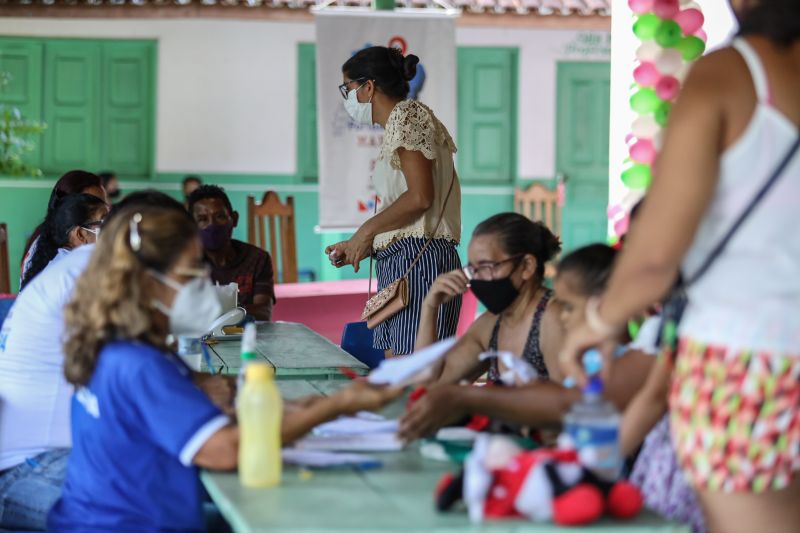 A equipe do projeto 'Saúde Por Todo o Pará', do Governo do Estado, chegou ao 13°destino: Anajás, município localizado no coração do arquipélago. A ação ocorreu na Escola Municipal de Ensino Fundamental Vasconcelos de Barros. Já são mais de 13 mil atendimentos realizados nos municípios onde a ação já ocorreu. O objetivo do projeto é promover o ‘Pacto pela Redução da Mortalidade Materna' nos municípios do arquipélago do Marajó.
foto: rodrigo pinheiro / agpara <div class='credito_fotos'>Foto: Rodrigo Pinheiro / Ag.Pará | <a href='/midias/2021/originais/8910_f2a3f366-18ff-2bf6-c7ec-02583bd0e86f.jpg' download><i class='fa-solid fa-download'></i> Download</a></div>