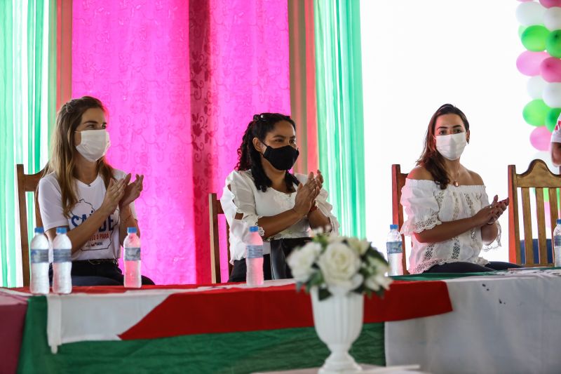 A equipe do projeto 'Saúde Por Todo o Pará', do Governo do Estado, chegou ao 13°destino: Anajás, município localizado no coração do arquipélago. A ação ocorreu na Escola Municipal de Ensino Fundamental Vasconcelos de Barros. Já são mais de 13 mil atendimentos realizados nos municípios onde a ação já ocorreu. O objetivo do projeto é promover o ‘Pacto pela Redução da Mortalidade Materna' nos municípios do arquipélago do Marajó.
foto: rodrigo pinheiro / agpara <div class='credito_fotos'>Foto: Rodrigo Pinheiro / Ag.Pará | <a href='/midias/2021/originais/8910_fee42d41-c041-c587-fad6-ae834c17d66d.jpg' download><i class='fa-solid fa-download'></i> Download</a></div>
