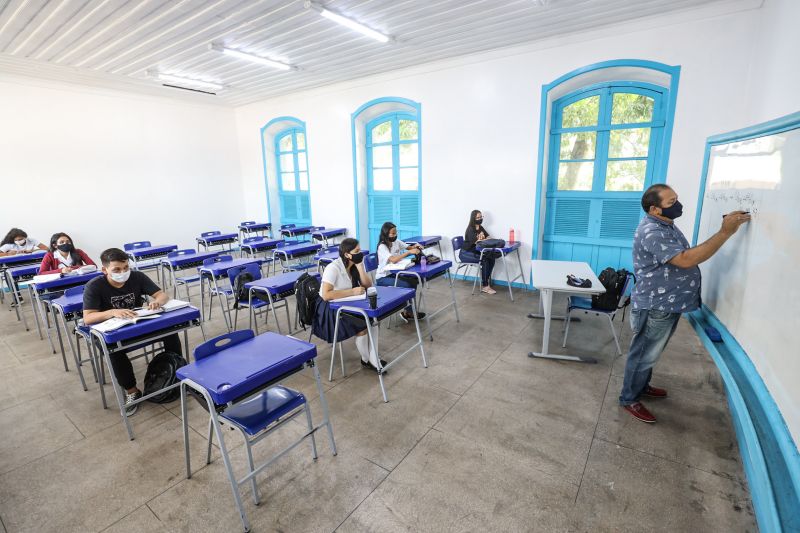 Aula presencial na tradicional Escola Paes de Carvalho: trabalho e empenho dos professores reconhecidos com o Abono-Fundeb 