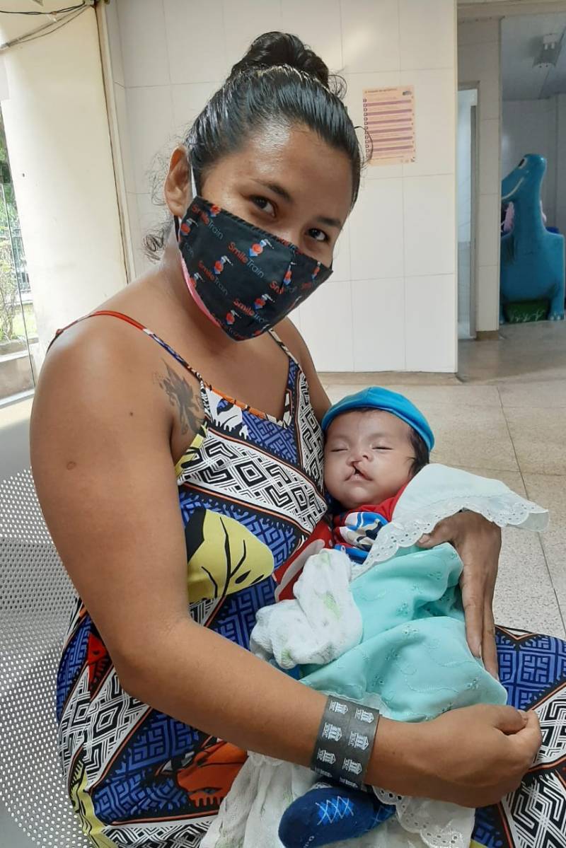 Cinele Nascimento Dias e o filho Kevin recebendo o Kit