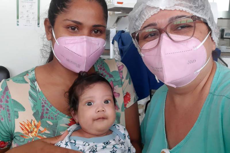 Jeicicleia Vieira da Silva, o filho  Antony e a fisioterapeuta Aureni Araujo