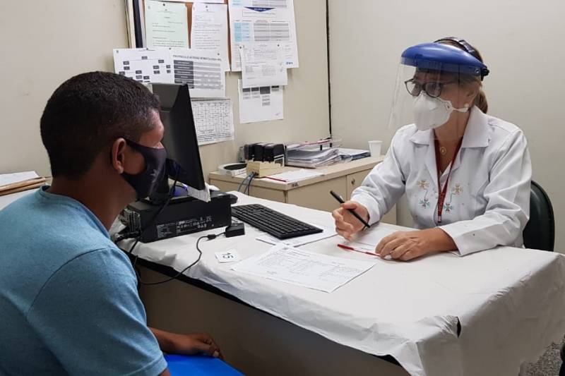 A médica hematologista Ieda Pinto durante o atendimento a um dos pacientes acompanhados pelo Hemopa