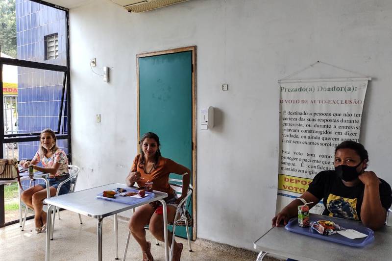 lanche em redenção com distancimento entre as meses