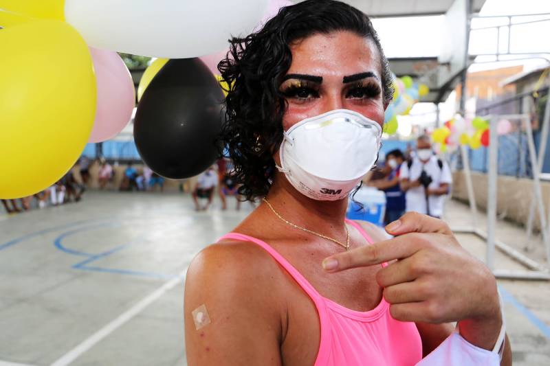 Sthefanny dos Santos Vilhena, mulher transexual, primeira a receber a vacina no abrigo