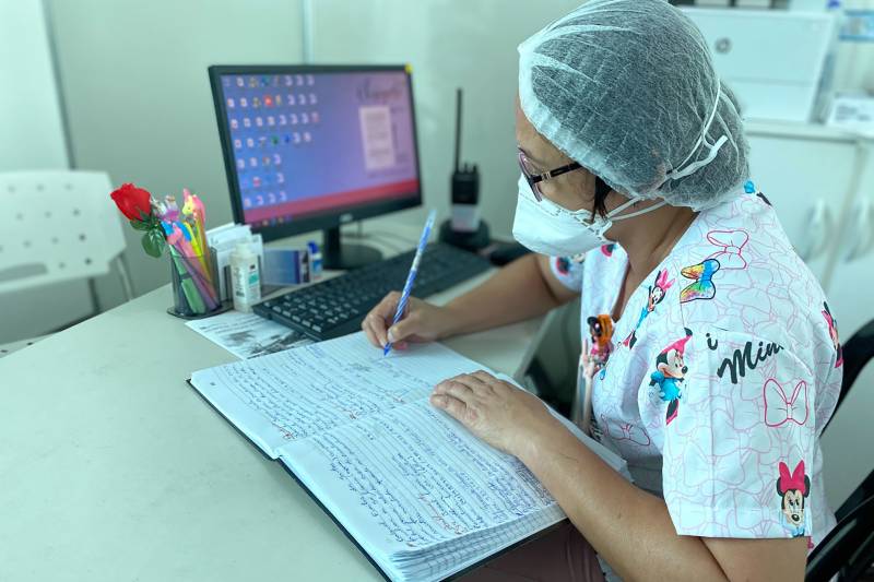 Assistente  social Edna Guedes atuando no Hospital de Campanha do Hangar