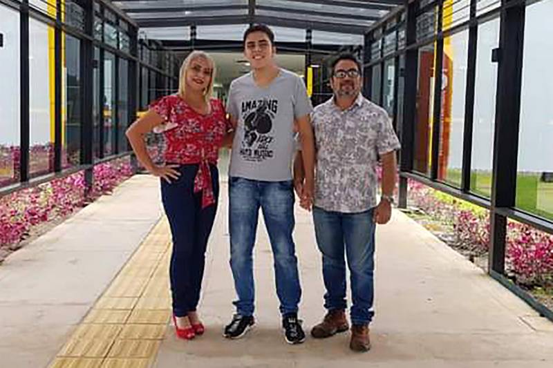 FILIPE COM OS PAIS. FOTO ARQUIVO