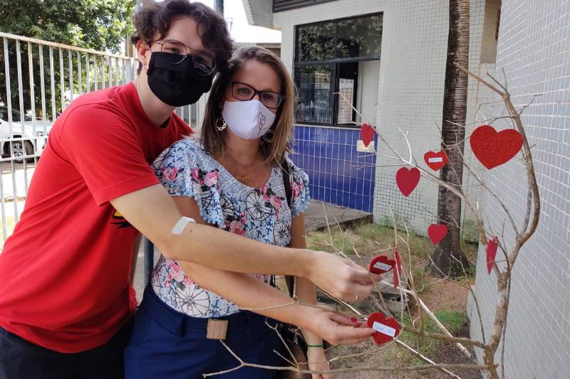 Rafael e a mãe na árvore do amor