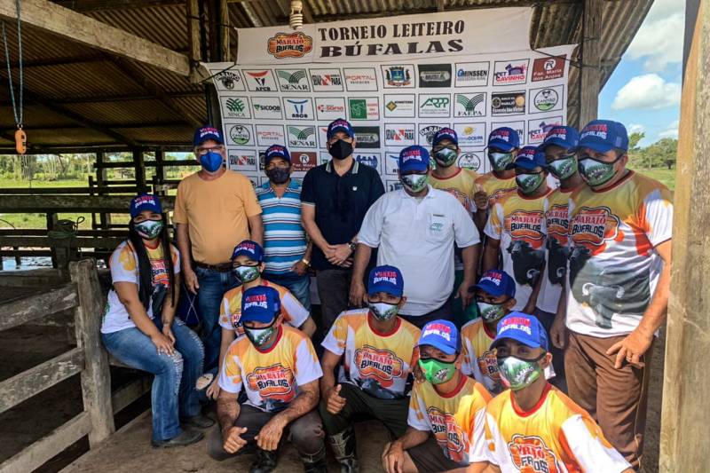 secretário Verdelho com participantes do Torneio Búfalo Marajó 