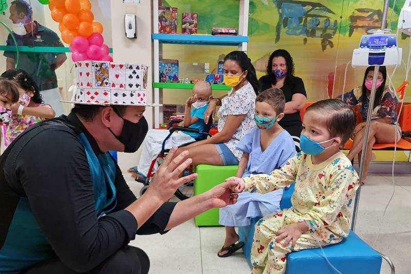 As crianças ficaram encantadas com o show de mágica 