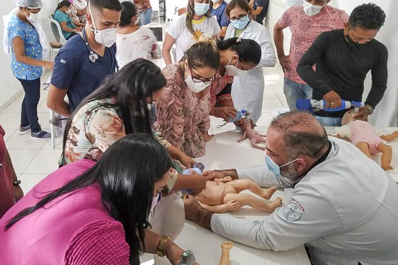 O médico Renato Oliveira de Lima utiliza o método de simulação realística em reanimação neonatal