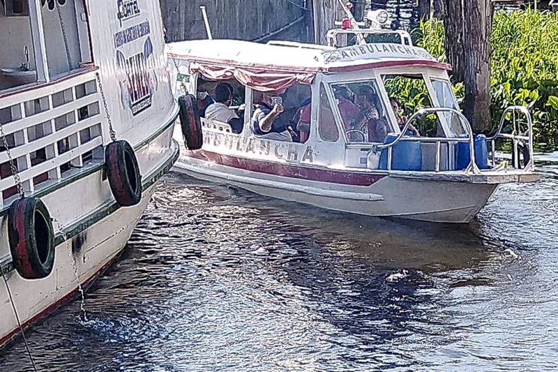 Profissionais fazem atividade prática de como transportar um recém-nascido de ambulancha