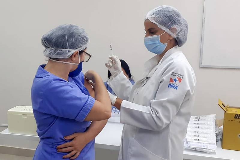 COLABORADRES SÃO IMUNIZADOS COM AS HEPATITES B E C