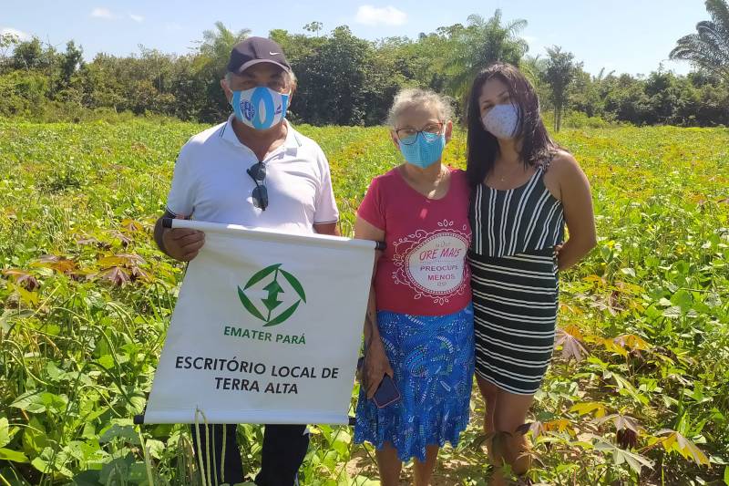 Técnico e agricultoras (2)