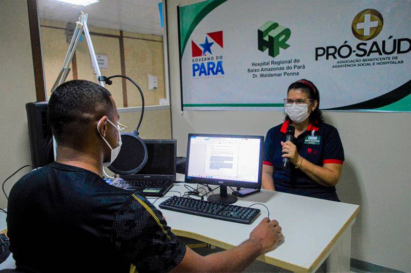 Pastora Varlinda Galdino durante assistência espiritual por meio da Rádio HRBA