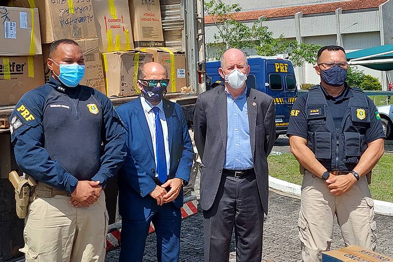 superintendente da PRF, Carlos André, o secretário da Fazenda, René Sousa, e o superintendente da RF, Omar Rubim Filho