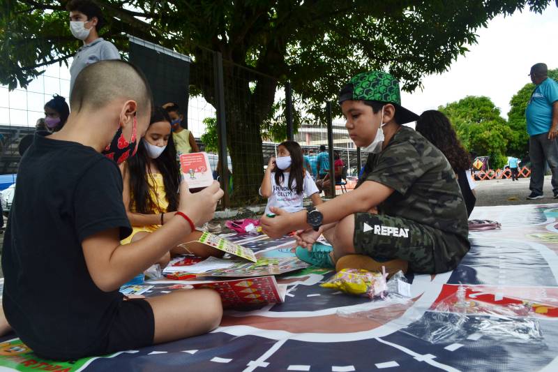 Crianças se divertem com os jogos educativos.