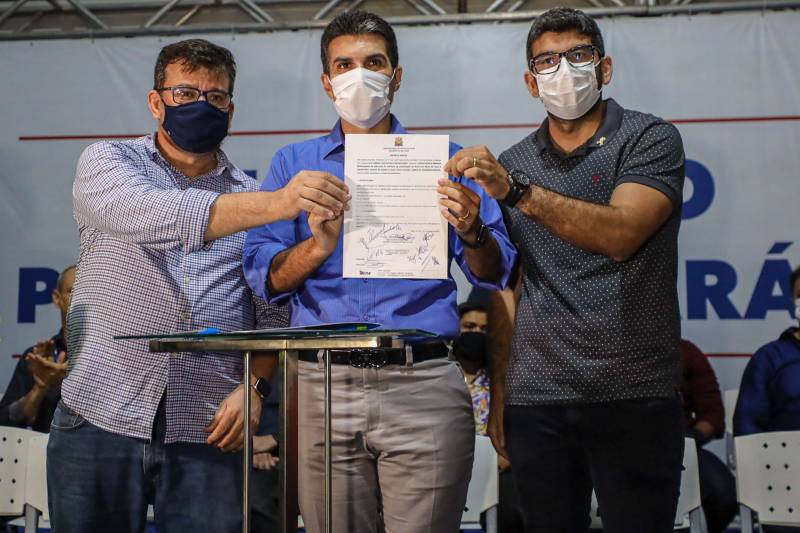 Governador Helder Barbalho (c), o reitor Clay Chagas (e) e o prefeito Daniel Santos na assinatura da ordem de serviço