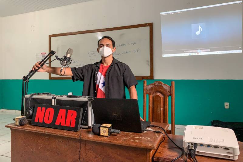 ttttttttttttttttttttttttt Ângelo Madson (oficineiro de Rádio, foto posada  na mesa)