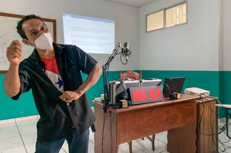 ttttttttttttt Ângelo Madson (oficineiro de Rádio, foto posada  na mesa)