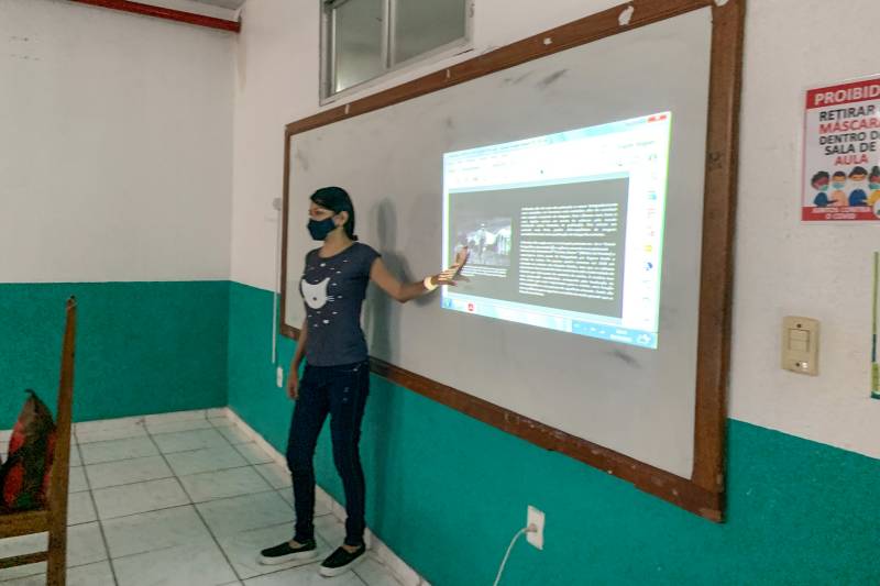 ttttttttttttttttt Déia Lima (Oficineira de Fotografia, em frente ao quadro falando) 