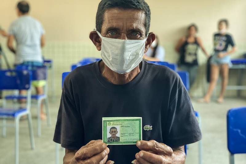 Luiz Fernando Barros portando sua 1ª identidade aos 51 anos de idade 