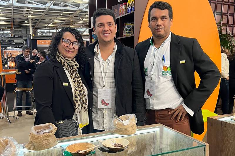  Rita Aguiar( produtora), Lucas Vieira ( secretário) e Jedielson Oliveira, representante cooperativa de cacau orgânico 