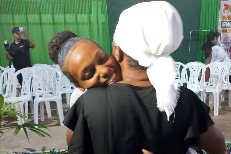 tttttttttttttAbraço de Maria Aparecida na mae