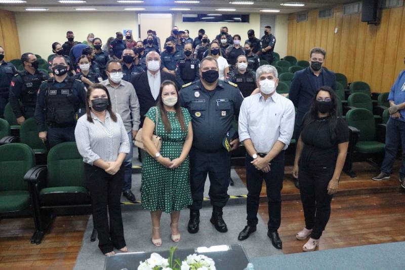 Coronel Dílson Júnior e o secretário Carlos Maneschy diante da primeira turma do Curso Básico de Libras 