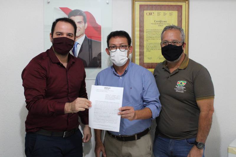 O diretor-geral da Adepará, Jamir Macedo (e), o prefeito Renato Ogawa (c) e o secretário de Agricultura, Edson Cardoso