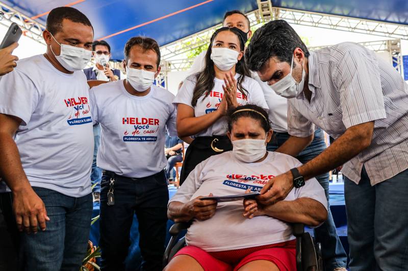 Governador Beneficio sua casa em floresta do Araguaia 