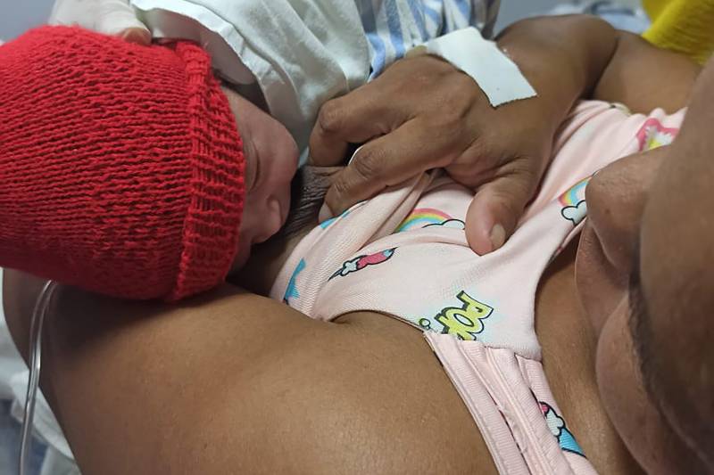 Railena e a filha recém nascida