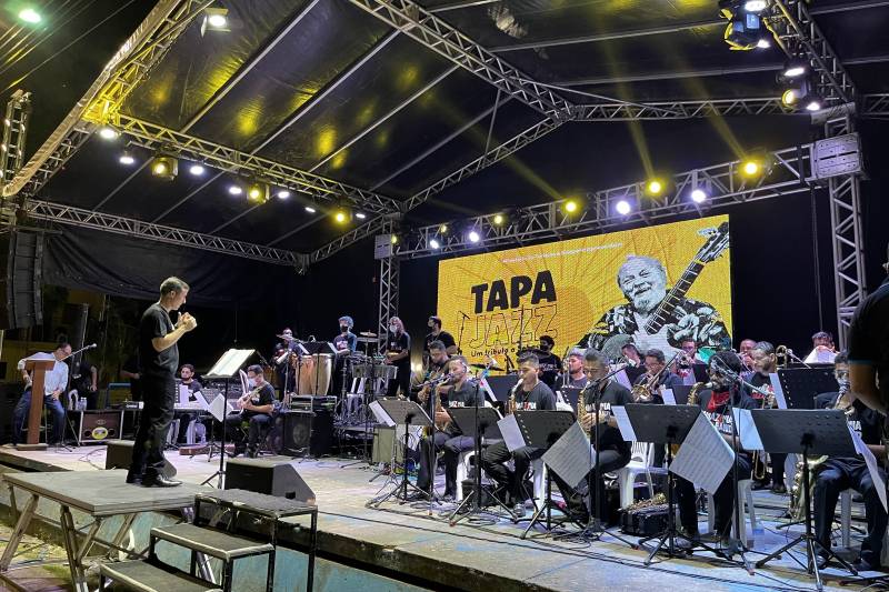 M&uacute;sicos da AJB no palco do Tapajazz. Ao fundo, imagem de Sebasti&atilde;o Tapaj&oacute;s, o homenageado da noite.