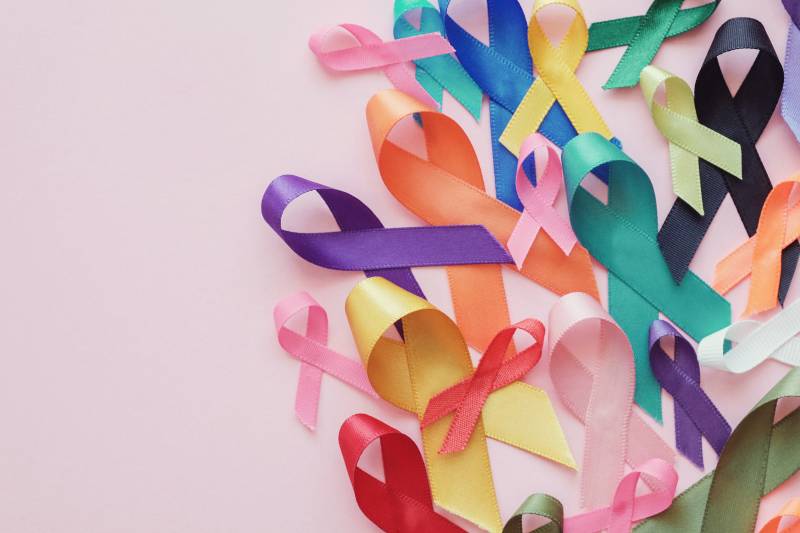 Em várias cores, laços que simbolizam as campanhas nacionais de combate ao câncer