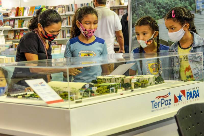 Moradores vendo a maquete da Usina da Paz