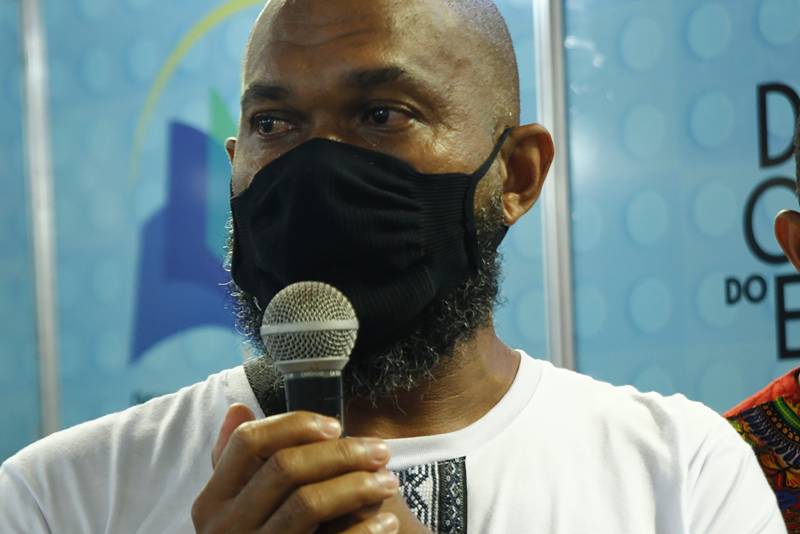 Max se emociona no lançamento do livro do pajé Zé Piranha