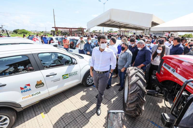 Governador Helder Barbalho no ato de amplia&ccedil;&atilde;o da frota de ve&iacute;culos das a&ccedil;&otilde;es socioassistenciais na regi&atilde;o Oeste