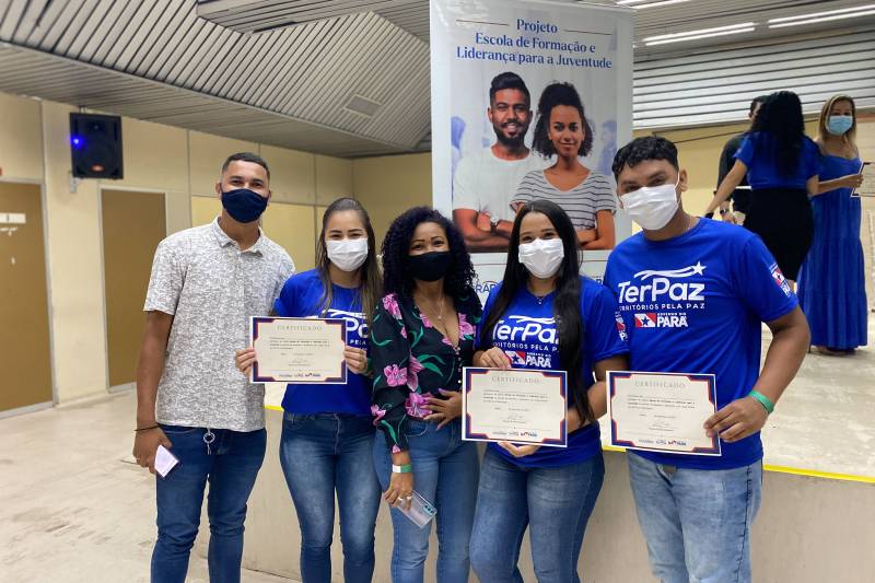 Valdineia acompanhado dos filhos e noras.