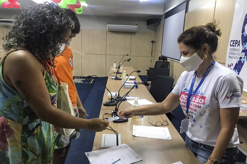 Thamyris Silva entrega a carteira de autista à mãe do Lucas Vieira